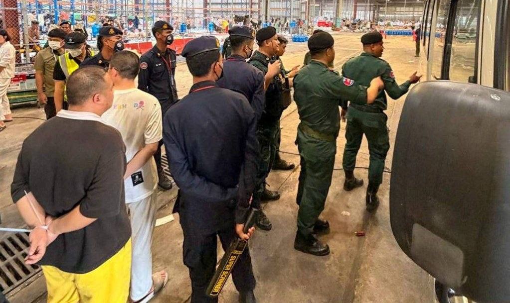 柬埔寨方面继续加码清剿电诈,327名中国籍人员被通过专机从德崇国际机场直接遣返回中国。